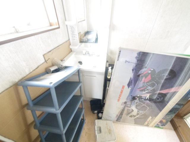 大網白里市細草　中古戸建の独立洗面台|４LDK　白里海岸まで車約6分　残置物撤去中　間取り図作成中　