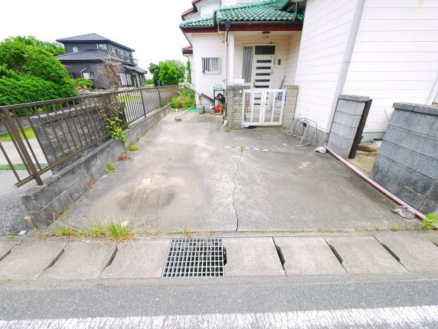 大網白里市細草　中古戸建の駐車場|４LDK　白里海岸まで車約6分　残置物撤去中　間取り図作成中　