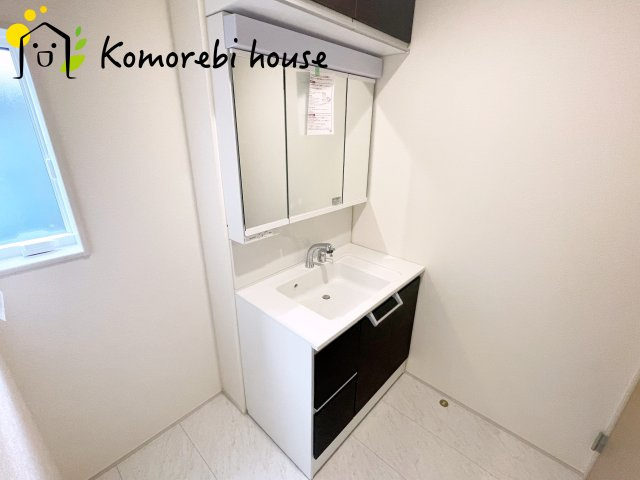 さいたま市西区中野林　新築一戸建て　ブルーミングガーデン　01の独立洗面台|26.06.15　撮影済み