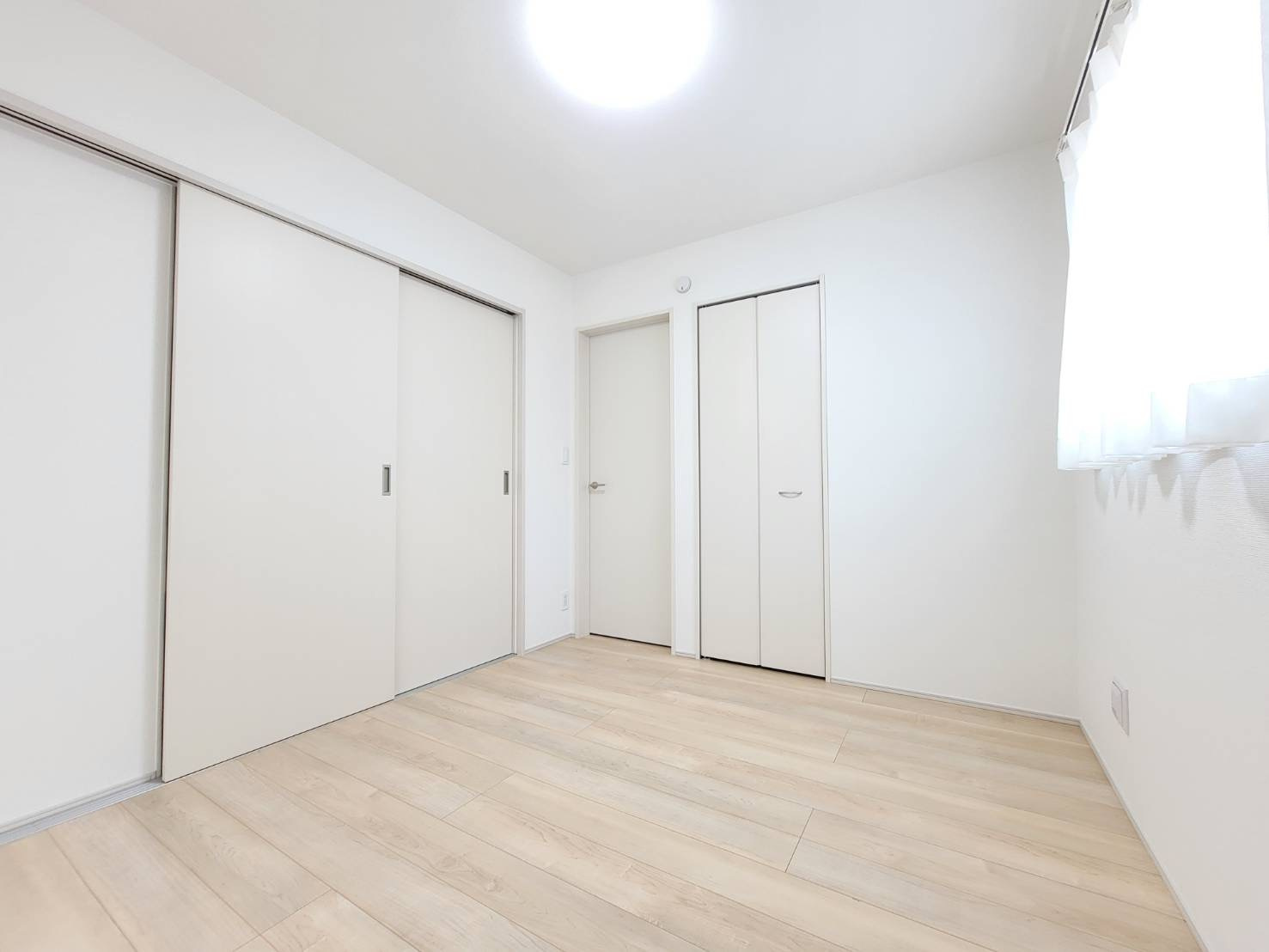 ハートフルタウン 宇都宮市簗瀬3丁目　限定１邸の洋室|〇1F洋室5.25帖〇
リビング横の洋室もリビングと同じフローリングで統一感をもたせてありますので、開放するとより広い空間に感じていただけます♪
※2026年6月撮影