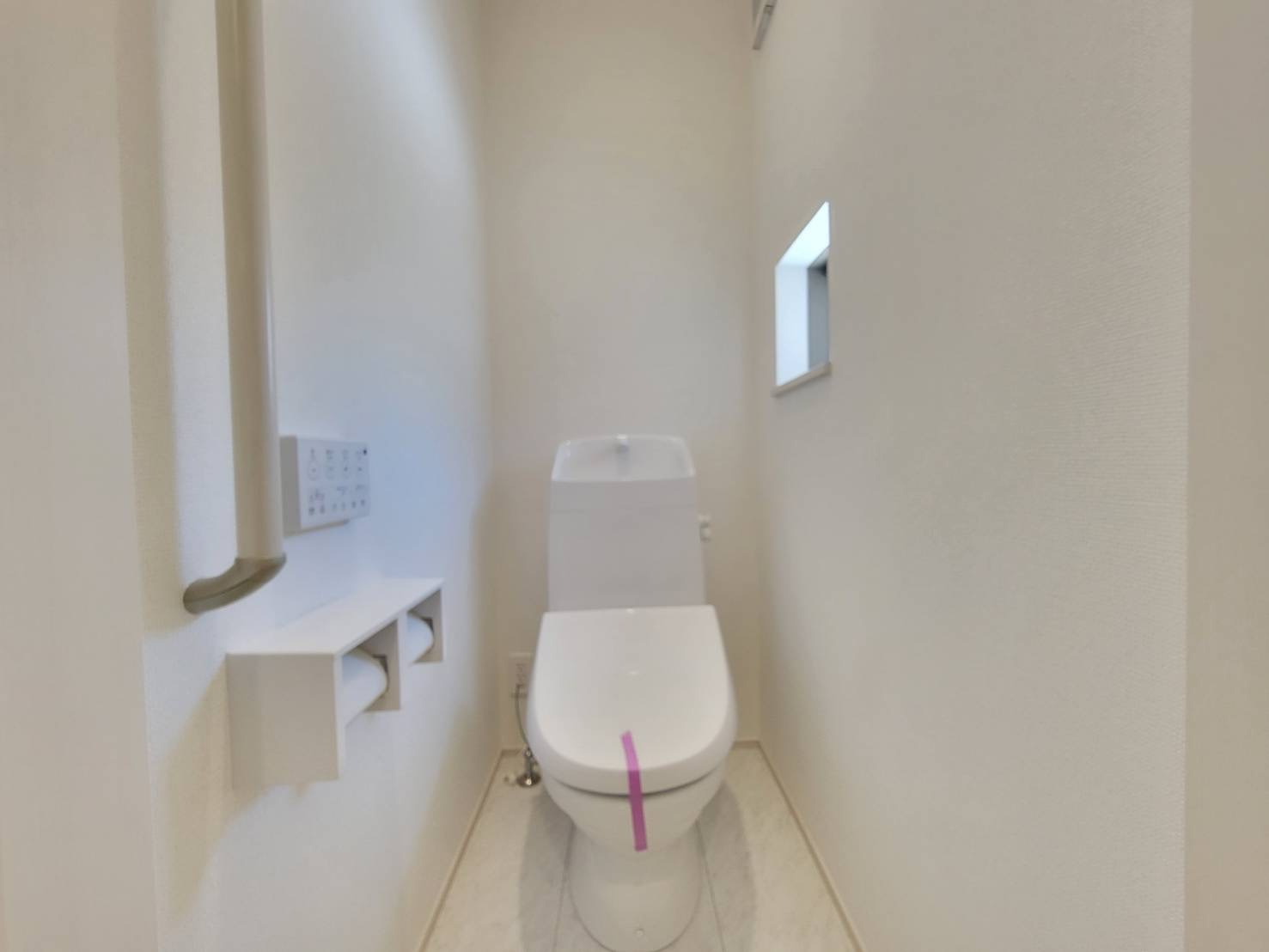 ハートフルタウン 宇都宮市簗瀬3丁目　限定１邸のトイレ|〇トイレ〇
手すり付きで安心のトイレスペースです！快適な暖房便座は、お掃除のしやすいタイプです。
※2026年6月撮影