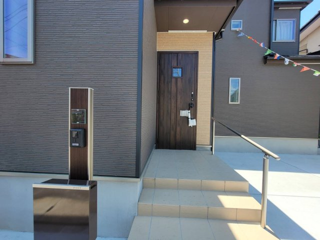 ハートフルタウン 宇都宮市簗瀬3丁目　限定１邸のエントランス|〇玄関ポーチ〇
雨の日でも安心な屋根付き、人感センサー照明付き玄関ポーチ。TVモニター付きインターフォンも標準装備です。
※2026年6月撮影
