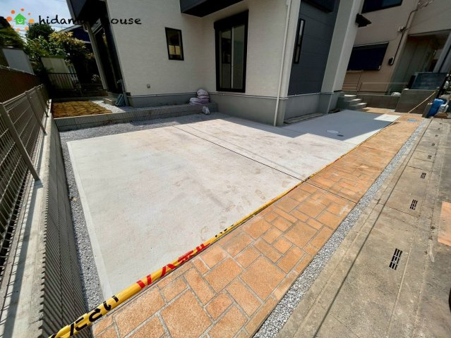 西区中野林　新築戸建　ブルーミング01の駐車場