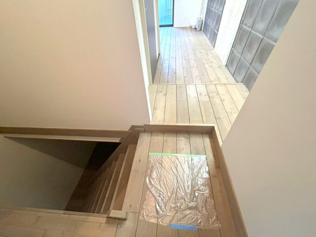 ＥＳＰＡＣＥ　ｈａｒａｍｏＹＯＴＳＵＹＡの玄関|地下室へと続く階段