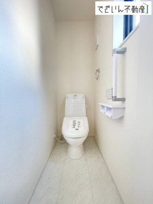 【トイレ】 | Livele Garden.S深谷市稲荷町北第3　【平屋】新築住宅 | ≪3号棟≫シンプルで清潔感のある空間は、毎日使う場所だからこそ嬉しい。家族みんなが快適に過ごせる工夫が詰まっています。
現地(2026年8月撮影)