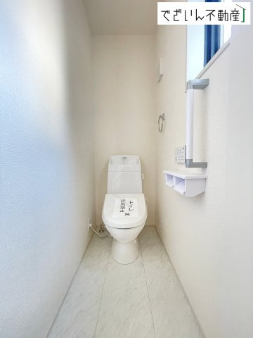 【トイレ】 | Livele Garden.S深谷市稲荷町北第3　【平屋】新築住宅 | ≪3号棟≫シンプルで清潔感のある空間は、毎日使う場所だからこそ嬉しい。家族みんなが快適に過ごせる工夫が詰まっています。
現地(2026年8月撮影)