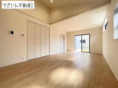 【居間・リビング】 | Livele Garden.S深谷市稲荷町北第3　【平屋】新築住宅 | ≪3号棟≫細部まで丁寧に仕上げられた内装が、日々の生活を豊かに彩ります。家族の思い出が増えていく場所に。
現地(2026年8月撮影)