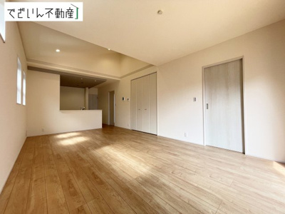 【居間・リビング】 | Livele Garden.S深谷市稲荷町北第3　【平屋】新築住宅 | ≪3号棟≫広がるやすらぎのプライベート空間。大きい窓から射しこむ眩い光が、広々としたリビング空間を鮮やかに映し出します。
現地(2026年8月撮影)