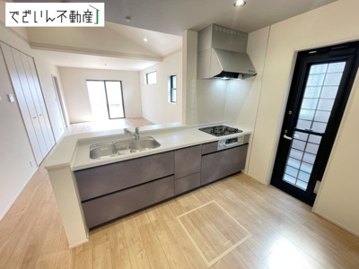 【キッチン】 | Livele Garden.S深谷市稲荷町北第3　【平屋】新築住宅 | ≪3号棟≫共働きでも無理なく使える効率的なレイアウト。夕食の準備も、家族の会話を楽しみながら進められる、心地よいキッチンです。
現地(2026年8月撮影)