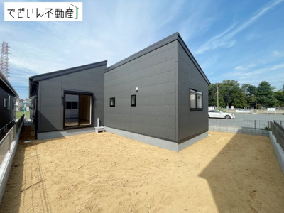 【外観】 | Livele Garden.S深谷市稲荷町北第3　【平屋】新築住宅 | ≪3号棟≫南向きの穏やかな佇まいが、家族の新しい日常を優しく包み込む。静かな街並みに、安心して子育てできる環境が整っています。
現地(2026年8月撮影)