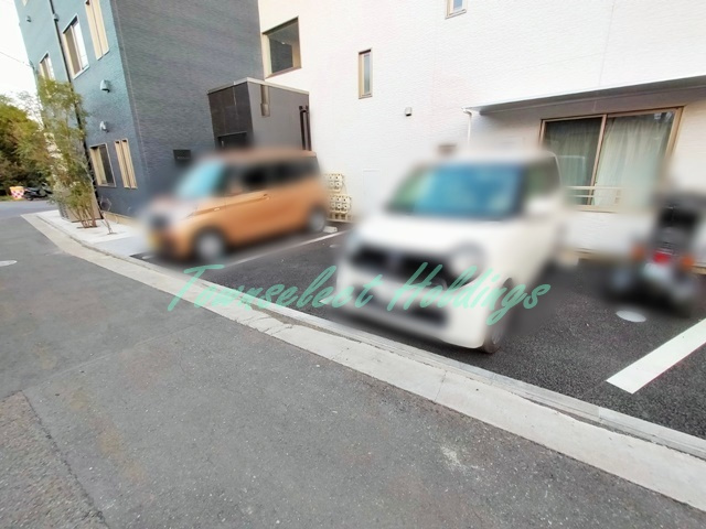 藤沢市菖蒲沢の賃貸マンションの駐車場