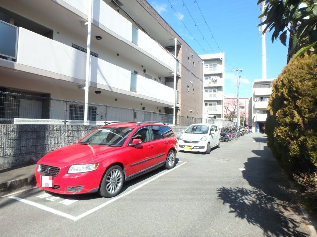 【駐車場】 | メゾン・ド・アヴニール | 車をお持ちの方に嬉しい駐車場付きの物件です