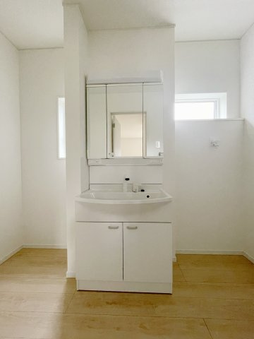新築戸建・新築建売　那須塩原市若草町第8　稲村小・黒磯北中の独立洗面台|三面鏡付き洗面台！隣には洗濯機置き場やリネン収納用に棚が設置できるスペースもあります！