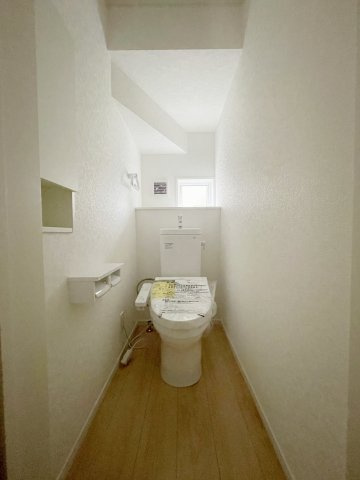 新築戸建・新築建売　那須塩原市若草町第8　稲村小・黒磯北中のトイレ|あると便利な複数トイレ！1階トイレは階段下のデッドスペースを有効活用！