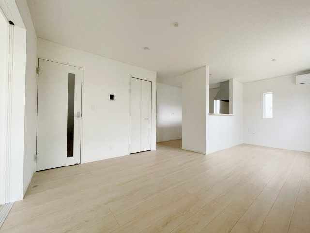 新築戸建・新築建売　那須塩原市若草町第8　稲村小・黒磯北中の居間・リビング|嬉しいリビングエアコン付き♪