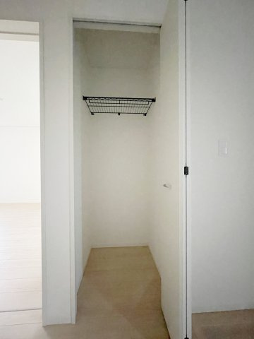 新築戸建・新築建売　那須塩原市若草町第8　稲村小・黒磯北中の収納|玄関近くにクローゼット収納あり！ご家族のアウター収納にも使えますね！