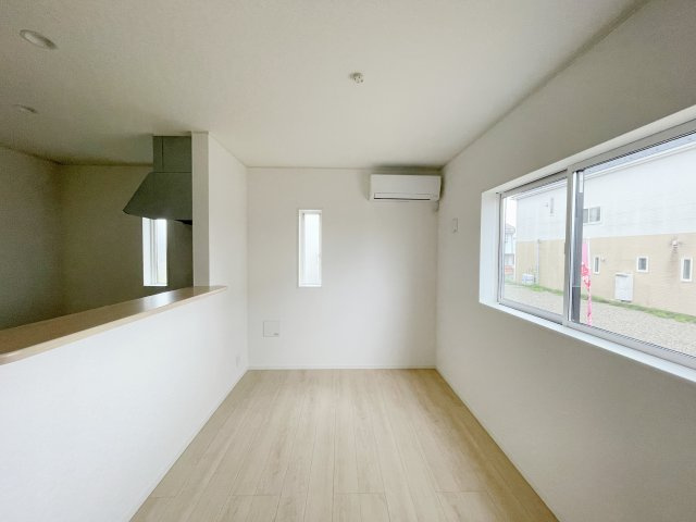 新築戸建・新築建売　那須塩原市若草町第8　稲村小・黒磯北中の居間・リビング|ダイニングスペース！腰窓になっているので外からの視線が気になりません！