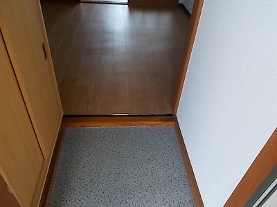 ハイツカミフジの玄関