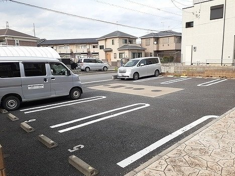 ポワール・メゾン　Ｔの駐車場