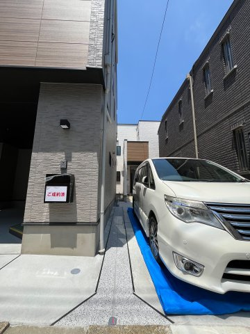 【TOKYO BASE】豊島区長崎5丁目　新築戸建の外観|ワンボックスカーを置いても自転車が通り抜けられる広さの幅です♪（車は商品ではありません。）

現地ご見学希望・資料請求などお気軽にお問い合わせ下さい！
03-5990-5201