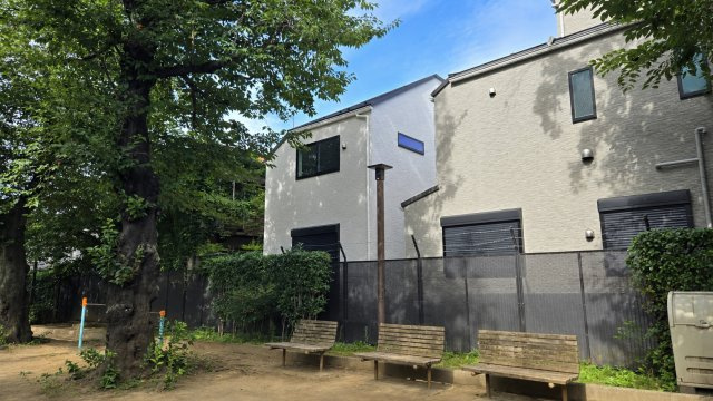 【TOKYO BASE】豊島区長崎5丁目　新築戸建の前面道路含む現地写真|隣地公園につき陽当たり・通風・眺望良好！

現地ご見学希望・資料請求などお気軽にお問い合わせ下さい！
03-5990-5201