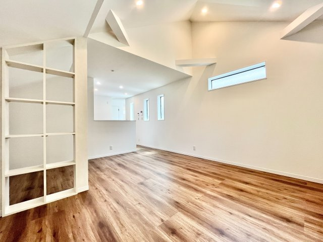 【TOKYO BASE】豊島区長崎5丁目　新築戸建の居間・リビング|窓を多く設けているので陽当たり・通風良好です！

現地ご見学希望・資料請求などお気軽にお問い合わせ下さい！
03-5990-5201