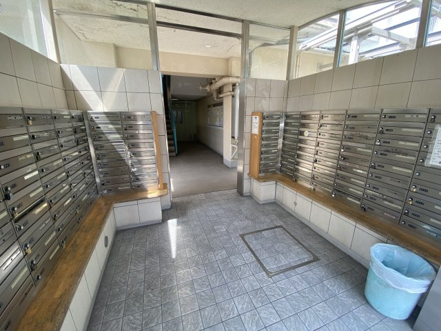 津久野南1号棟のエントランス