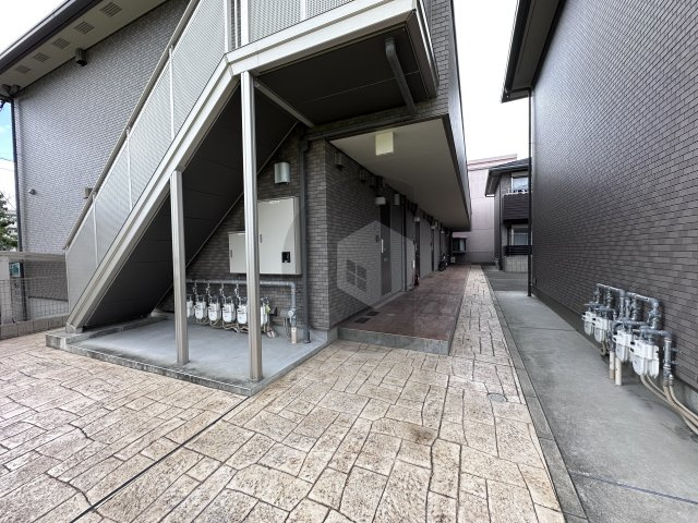 プレセアコート花園 B棟のエントランス