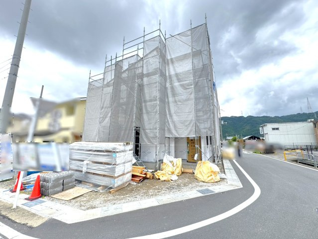 限定３区画分譲◆収納充実のオール電化4ＬＤＫ住宅◆並列駐車２台可能◆リーブルガーデン亀岡篠町篠上西裏の外観|３号棟外観（現在建築中：写真撮影令和８年６月９日）