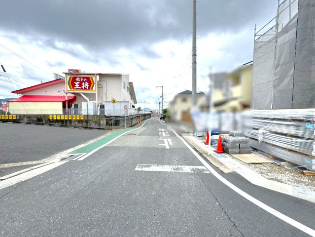 限定３区画分譲◆収納充実のオール電化4ＬＤＫ住宅◆並列駐車２台可能◆リーブルガーデン亀岡篠町篠上西裏の前面道路含む現地写真|前道（現在建築中：写真撮影令和８年６月９日）
