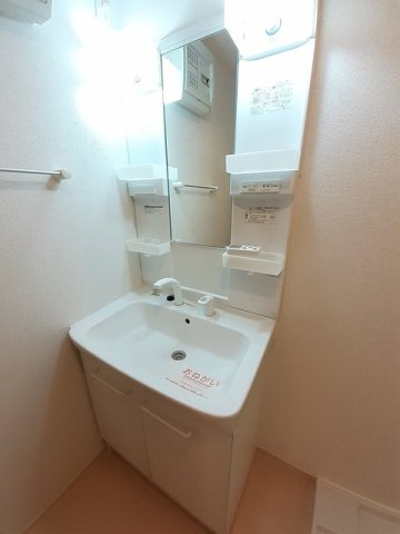 アールコフレ善通寺の洗面所|明るい洗面所です