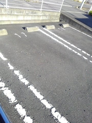 メゾン　ハナブサ　Ａの駐車場|車をお持ちの方に嬉しい駐車場付きの物件です