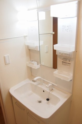 カーサ・クレストの洗面所|ゆったりとスペースのある洗面所