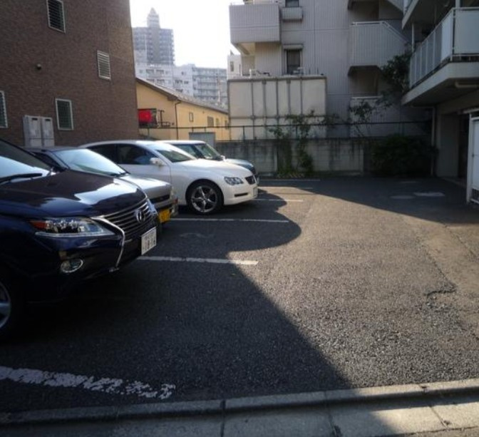 所沢市御幸町の賃貸マンションの駐車場
