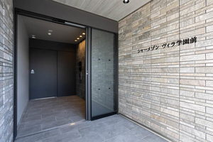 シャーメゾン ヴィラ学園前のエントランス
