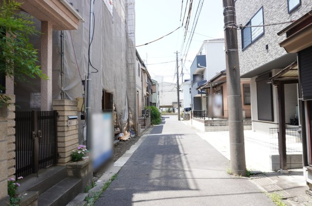 草加市清門1丁目 新築分譲住宅の前面道路含む現地写真