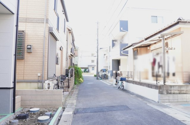 草加市清門1丁目 新築分譲住宅の前面道路含む現地写真