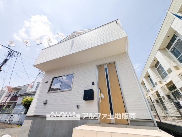 立川市若葉町3丁目/新築戸建て　全1棟の外観|【Blue Moment】◆空を感じるひととき◆
空を見上げる時間が、暮らしに少しの余白をつくる。そんな穏やかな瞬間がここにある。