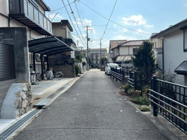 翠ケ丘町　売土地の前面道路含む現地写真