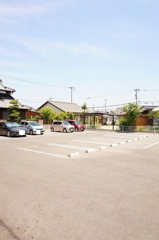 ジュネスＭ　Ⅱの駐車場|車をお持ちの方に嬉しい駐車場付きの物件です