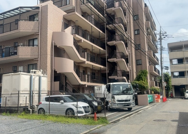 【外観】 | ビッグヴァン京王堀之内参番館 | 外観はマンション管理がされているかの目安になります。築年数が古いと、壁面は劣化してひび割れが生じることも！建物が古びていても細かいところが修繕されていると、きちんと管理されているなぁと感じるでしょう。