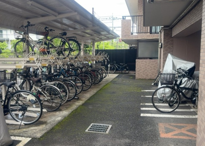【駐車場】 | ビッグヴァン京王堀之内参番館 | 車一台あたりに必要なスペースは、標準サイズの普通自動車で横幅2m50cm、長さ5mは必要になります。ただし、乗降のことも考慮して横幅3m30cm、長さ5m50cmほどは確保できるところを選びましょう。