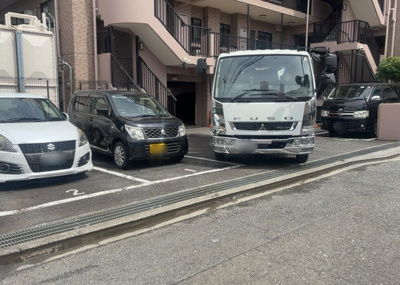 【駐車場】 | ビッグヴァン京王堀之内参番館 | 駐車場と明記されていても、最小スペースでつくられた駐車場だと大型車は駐車できなかったり、出入りしにくくなったりする可能性があります。お車のサイズと購入したい物件の駐車場のサイズを現地で確認しましょう。