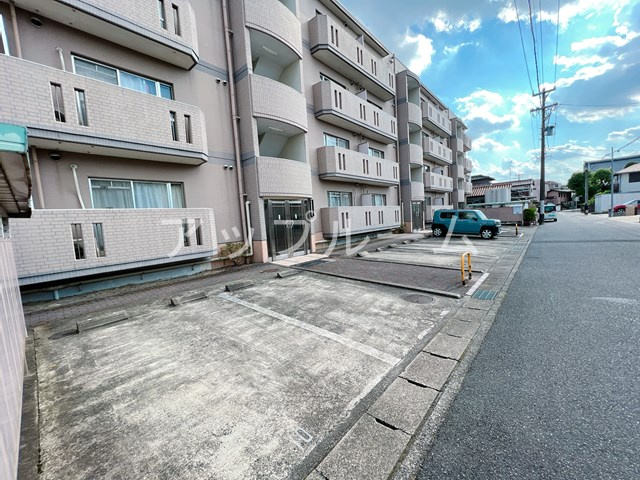 レヂデンス尾崎の駐車場