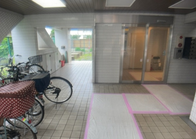 【玄関】 | アーバンヒルズ西八王子 | 玄関は家の顔と言っても過言ではありません。現地を見学する際は玄関の広さや全体のバランスなどを見てみるといいでしょう。一般的なアプローチのしやすさだけではなく、お年寄りにも優しい設計のものだと安心です。