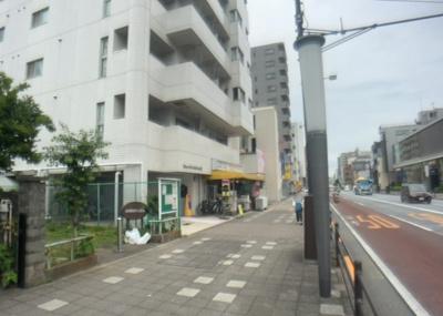 【外観】 | アーバンヒルズ西八王子 | 道幅が広い場所は日当たりや風通が良好です。幅が広いのですれ違いも可能ですし大きな車でも駐車可能！一方で、大型車が通ることも多くなるため交通量の増加により騒音に繋がります。また土地の値段が高くなります。