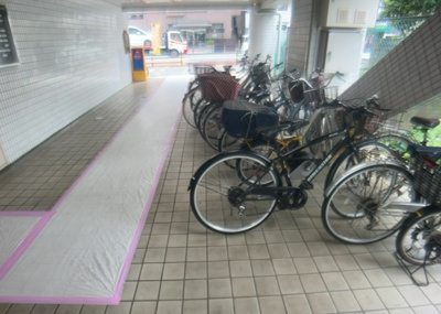 【駐車場】 | アーバンヒルズ西八王子 | 駐車場と明記されていても、最小スペースでつくられた駐車場だと大型車は駐車できなかったり、出入りしにくくなったりする可能性があります。お車のサイズと購入したい物件の駐車場のサイズを現地で確認しましょう。