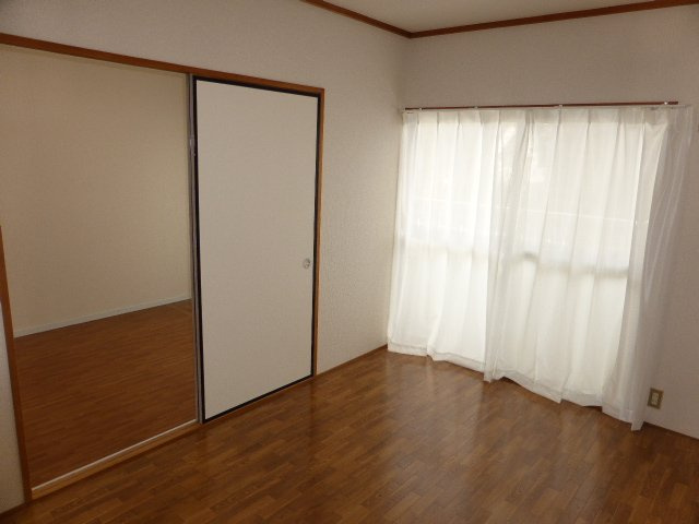 ゴールデンドーンの内装|洋室6帖から