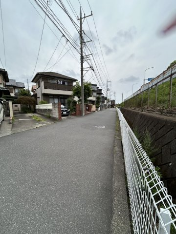 日野市石田　中古住宅の前面道路含む現地写真