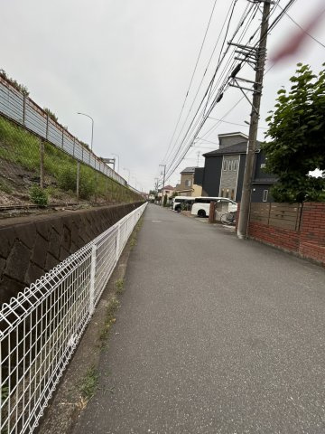 日野市石田　中古住宅の前面道路含む現地写真